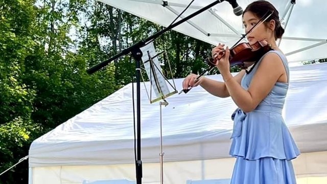 Natali Phongam Sørvær vil servere sarte fiolintone i rododendronhagen